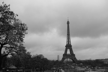 Blick auf den Eifelturm Paris im Herbst bei Regen