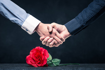 ビジネスマンの握手とバラの花