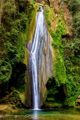 Obraz premium Aquamarine Waterfall Sierra Gorda Mexico. El Chuveje is one of the largest waterfalls in Queretaro. It's thirty meters high and surrounded by mountains, vegetation and a stunning landscape.