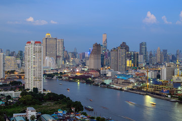 Obraz premium Tajlandia Krajobraz: centrum Bangkoku o zachodzie słońca
