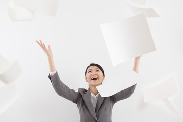 資料を投げる女性、成功