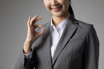 OKサインを出す女性、大丈夫、可能