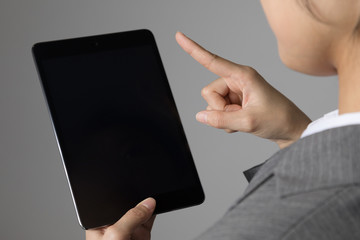 タブレットPCを操作する女性、インターネット、メール、ブラウジング