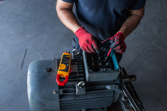 Mechanic fixing a compressor engine