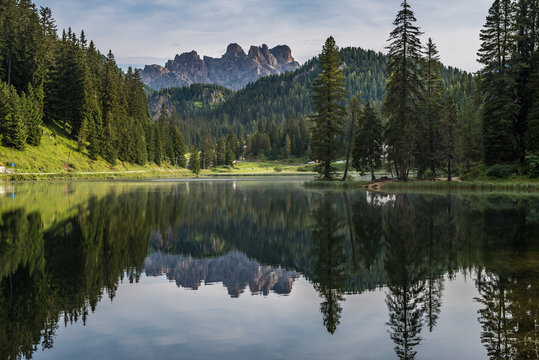 Bergsee in den Dolomiten am Morgen