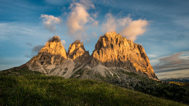 Berggipfel im Morgenlicht in den Dolomiten