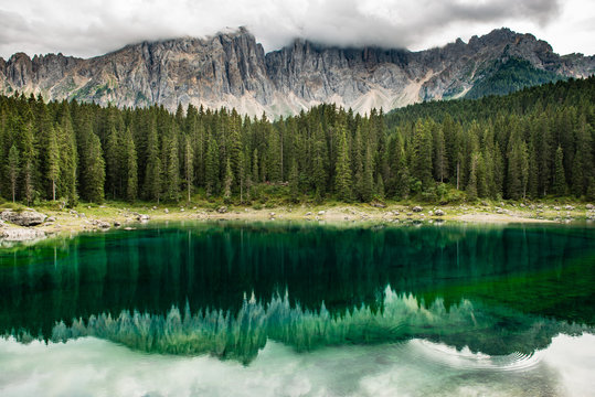 Gr&uuml;ner Karersee in den Dolomiten