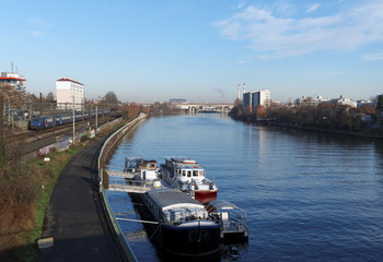 Naklejka premium Voies ferrées et berge de Seine en Val de Marne 