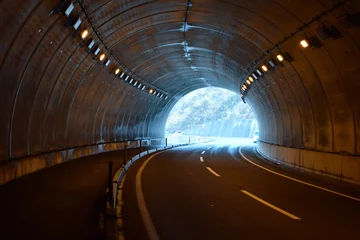 Tableaux ronds sur plexiglas Tunnel シェルター ／ 山形県庄内地方の海岸道路で、シェルターを撮影した写真です。すぐ横が海なので、風や波除けの役目を果たします。また冬期間は、雪から防護するために設置されたシェルターです。