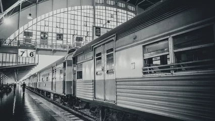Wanddecoratie Trein Aankomsttrein op treinstation of treinstation met structuur en dak in Bangkok, Thailand.  © wittayayut