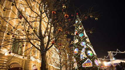 Obraz premium Christmas center of Moscow. Christmas fair at Red Square and Saint Basil's Cathedral in Moscow in the evening