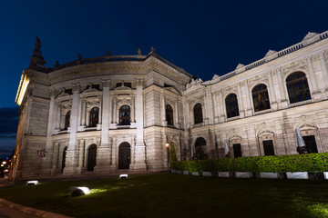 Fototapeta na wymiar Beautiful view of historic burgtheater imperial court theatre in the evening, vienna, austria