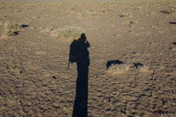 Fotografenschatten in der Wüste Gobi (Mongolei)
