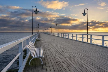 Selbstklebende Fototapete Seebrücke Holzsteg in Gdynia Orlowo morgens. Sonnenaufgangszeit. Polen. Europa.