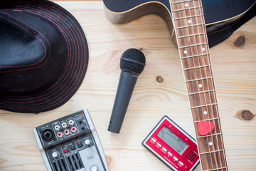 Ready for record: Gitarre, Mikro, Mischpult von oben