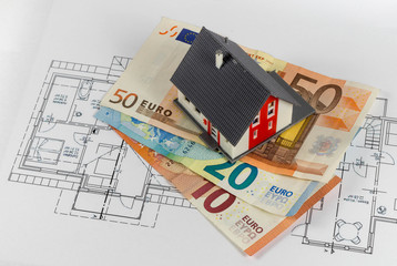 Hausbau - Eigenheimmodell, Grundriss und Geldscheine