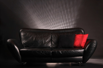 Ledersofa schwarz mit Kissen in rot