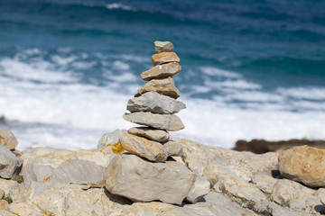 Fototapeta na wymiar Pyramid of stones on sea coast