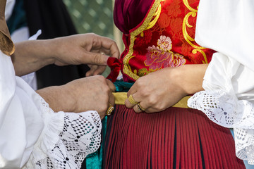 CAGLIARI, ITALIA - 2014 MAGGIO 1: 358^ Processione Religiosa di Sant'Efisio - Sardegna - dettaglio di un costume tradizionale sardo femminile