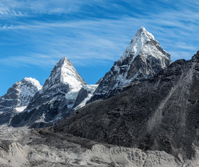 Drie bergtoppen Nirekha (6169 m), Kangchung (6062 m) en Chola (6069 m) op het gebied van Cho Oyu - Gokyo regio, Nepal, Himalaya