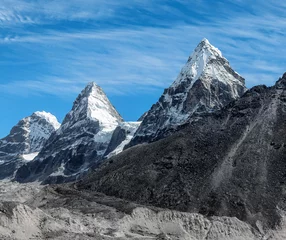 Foto op Plexiglas Cho Oyu Drie bergtoppen Nirekha (6169 m), Kangchung (6062 m) en Chola (6069 m) op het gebied van Cho Oyu - Gokyo regio, Nepal, Himalaya