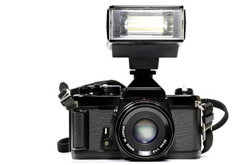 analoge Spiegelreflexkamera mit aufgestecktem Blitzlicht isoliert auf weißem Hintergrund