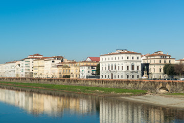 Fototapeta na wymiar View of the Arno river and buildings in Florence