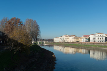 Fototapeta premium View of the Arno river and buildings in Florence