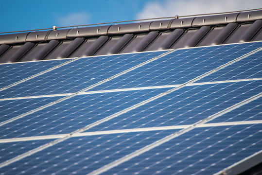 Photovoltaikanlage auf dem Dach bei Sonnenschein