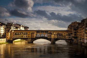 Obraz premium Spanning the Arno River, Florence, Italy's iconic Ponte Vecchio bridge