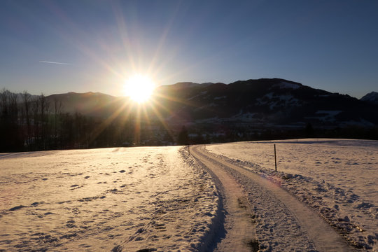Winterlandschaft und Wanderweg, Sonnenuntergang