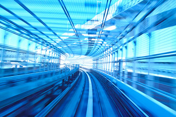 Obraz premium 橋の中を進む