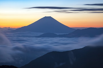 夜明けの富士山
