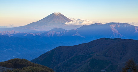 夕日を浴びた富士山