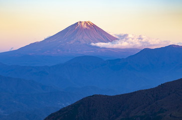 夕日を浴びた富士山