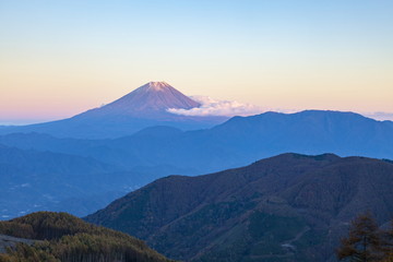 Fototapeta na wymiar 夕日を浴びた富士山