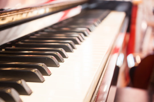 Piano keyboard with selective focus