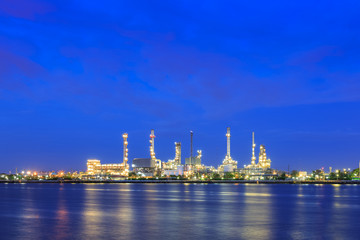 Obraz premium Oil refinery on water front at twilight