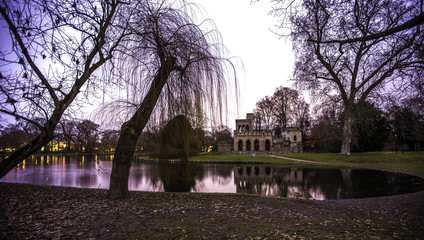Die Moosburg im Schlosspark von Wiesbaden-Biebrich am frühen Morgen