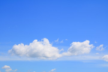 Obraz premium blue sky background with cloud in nature beautiful