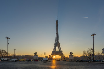 Fototapeta premium The Eiffel tower at sunrise in Paris