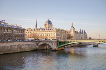 Fototapeta na wymiar Paris, view of the Seine, with the pont Notre-Dame, on the île de la Cité, in winter