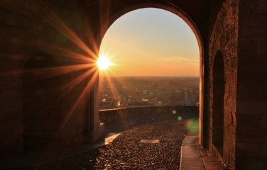 Sorgere del sole da Porta San Giacomo, Bergamo alta, Lombardia, Italia - obrazy, fototapety, plakaty
