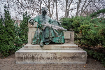 Obraz premium Statue of Anonymous, Vajdahunyad Castle, Budapest, Hungary