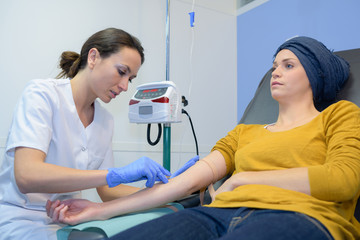 Obraz premium patient getting blood taken by nurse in hospital