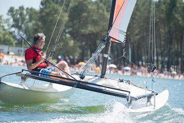 Naklejka premium enjoying extreme sailing with racing sailboat