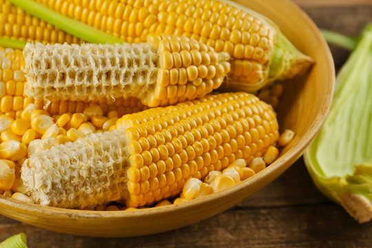 Corncobs and seeds in plate on table, closeup