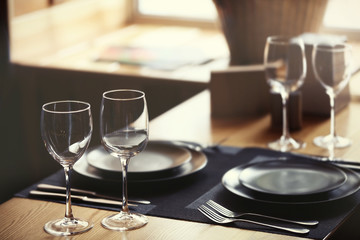 Elegant table appointments in the cafe