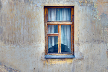 Fototapeta na wymiar Old wooden window in an old painted wall