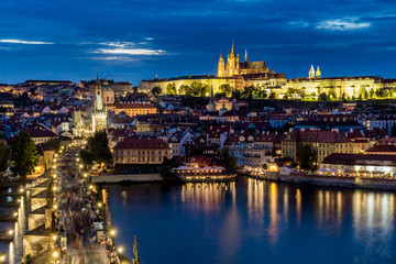 Naklejka premium Panorama Praga kasztel i St. Vitus katedra w zmierzchu z dramatycznym niebem. Praga, Republika Czeska